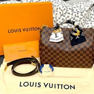 Louis Vuitton Speedy Bandouliére 30 in elegant Damier Ebene canvas.